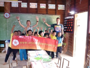 Kinderen met AKS banner, Huay Haa school
